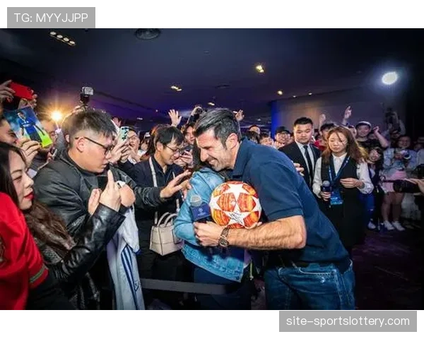 谢菲联举办社区足球节，退役球星现身与当地小球迷互动